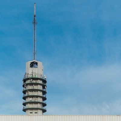 ছাদের উপরে অবস্থিত ৩ পায়ের টিউবুলার স্টিল টাওয়ার