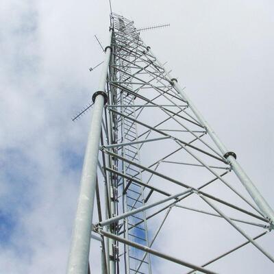 শক্তিশালী 3 লেগড টিউবুলার স্টিল টাওয়ার 4G 5G মাইক্রোওয়েভ এবং উচ্চ প্রসার্য ইস্পাত নির্মাণ সহ সুরক্ষা সিস্টেমের জন্য উপযুক্ত