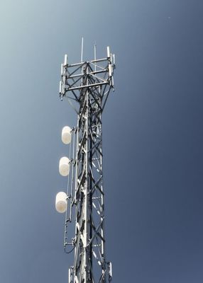 4G 5G ওয়্যারলেস টেলিযোগাযোগ যোগাযোগ সৌরশক্তি টেলিযোগাযোগ রেডিও 3 পায়ে কোণযুক্ত ইস্পাত টাওয়ার
