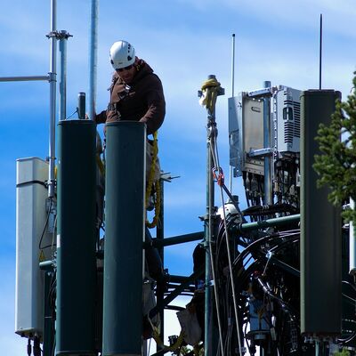 ত্রিভুজাকার তিন পায়ে স্ব-সমর্থন গ্যালভানাইজড টেলিকম অ্যান্টেনা টাওয়ার