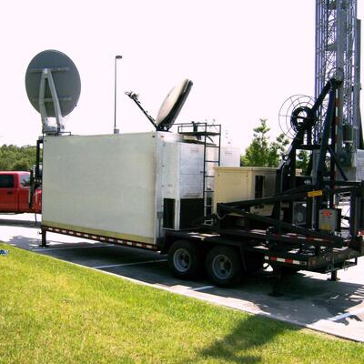 মোবাইল ট্রাক মাউন্ট টেলিস্কোপিক গ্যালভানাইজড স্টিল 15 20 25 30M 5G 4G ওয়াইফাই যোগাযোগ টাওয়ার চাকা উপর