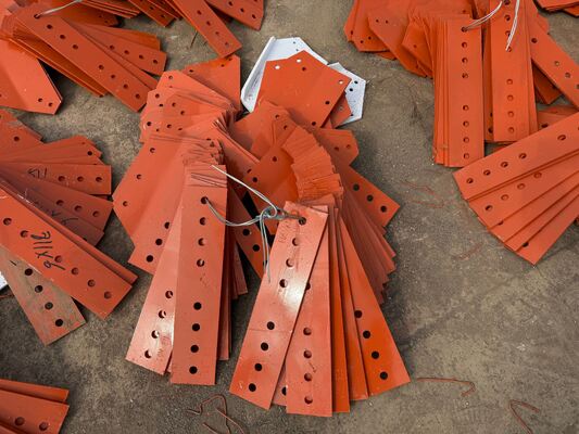 3 পায়ে কোণযুক্ত ইস্পাত টাওয়ার সুরক্ষার জন্য একাধিক অপারেটিং প্ল্যাটফর্ম এবং বজ্রপাতের সাথে ত্রিভুজাকার ওয়্যারলেস যোগাযোগ টাওয়ার