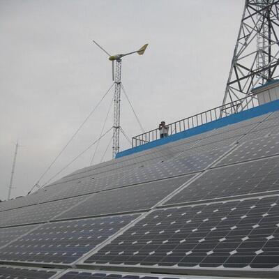 সৌর চালিত অ্যান্টেনা টাওয়ার স্ব-সহায়ক গ্যালভানাইজড 20 30 40M 4G 5G অফ গ্রিড টেলিকম মাস্ট