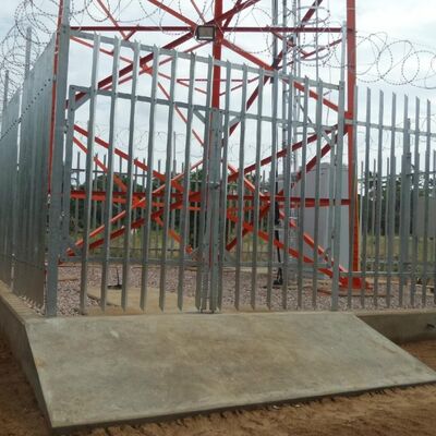 সৌর শক্তির অ্যান্টেনা টাওয়ার সহ শক্তি সঞ্চয়স্থান স্ব-সহায়ক গ্যালভানাইজড 20 30 40M 4G 5G মাস্ট