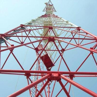 শক্তিশালী 3 লেগড টিউবুলার স্টিল টাওয়ার 4G 5G মাইক্রোওয়েভ এবং উচ্চ প্রসার্য ইস্পাত নির্মাণ সহ সুরক্ষা সিস্টেমের জন্য উপযুক্ত